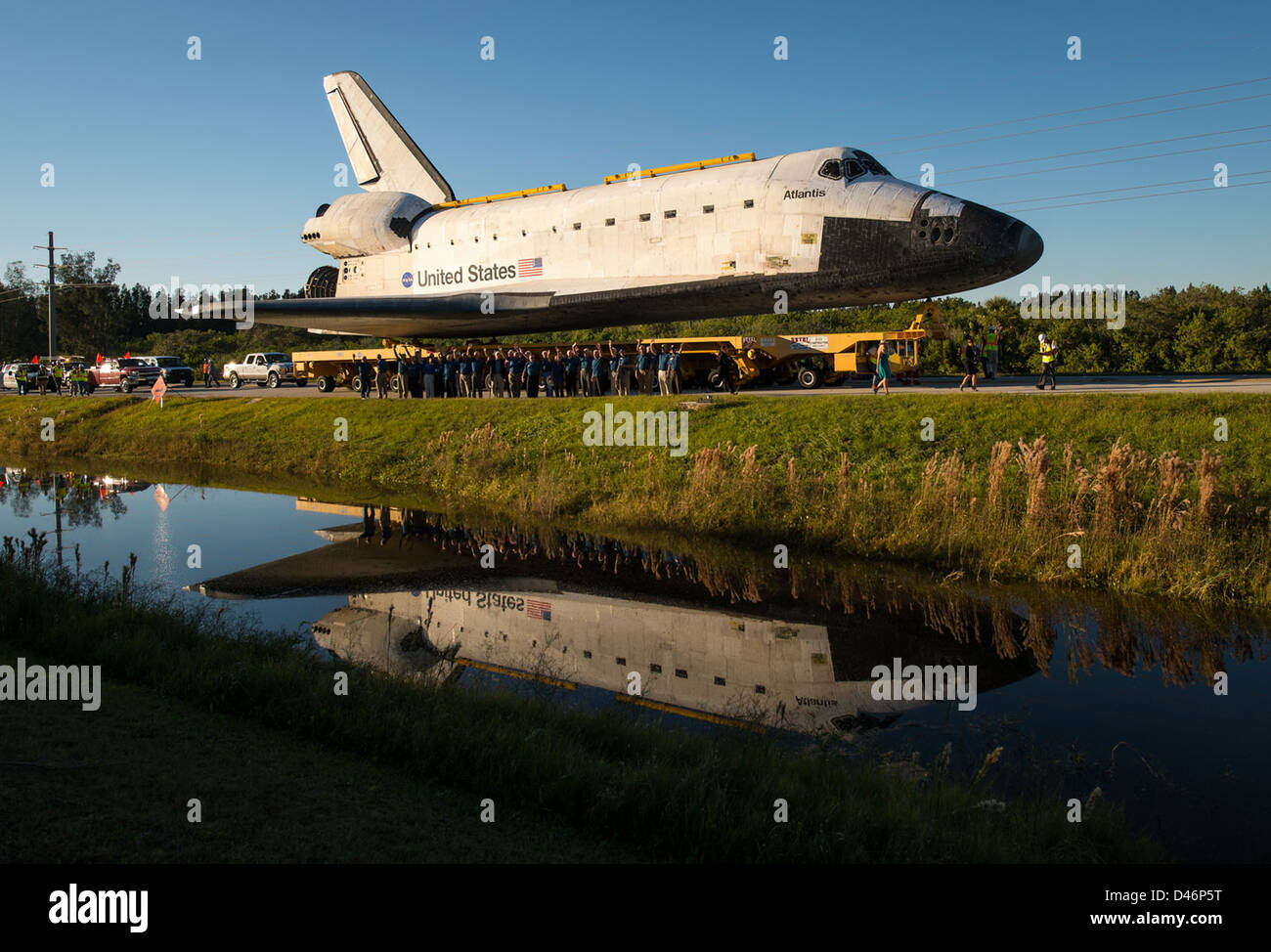 Lo Space Shuttle Atlantis è stato trasferito alla sua esposizione permanente al Kennedy Space Center in Florida, rappresentando una pietra miliare nel programma navetta della NASA e preservando la navicella spaziale per scopi di istruzione pubblica e storici. Foto Stock