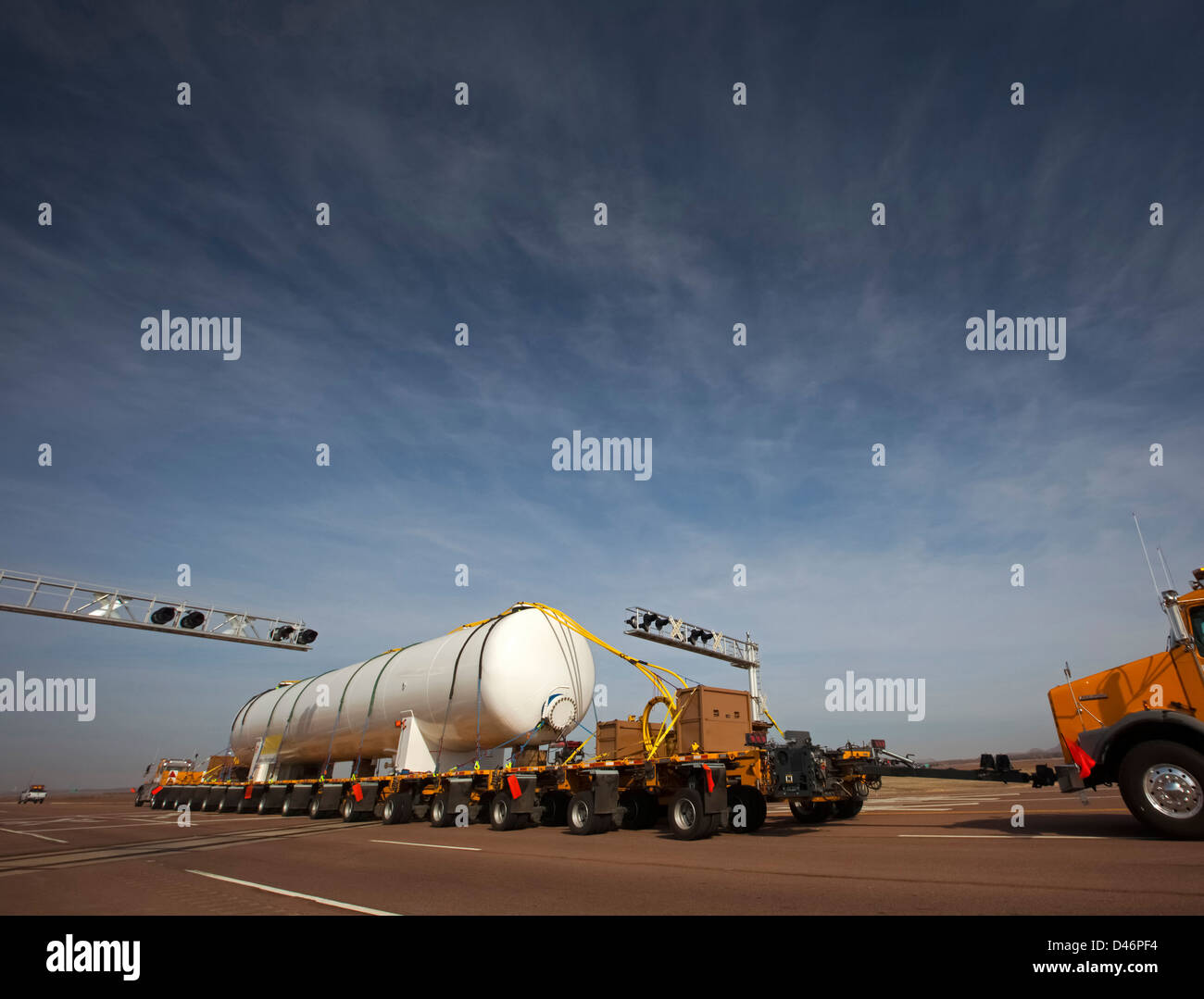 Oversize carrelli di trasporto alaggio attrezzatura di olio sulla strada Foto Stock