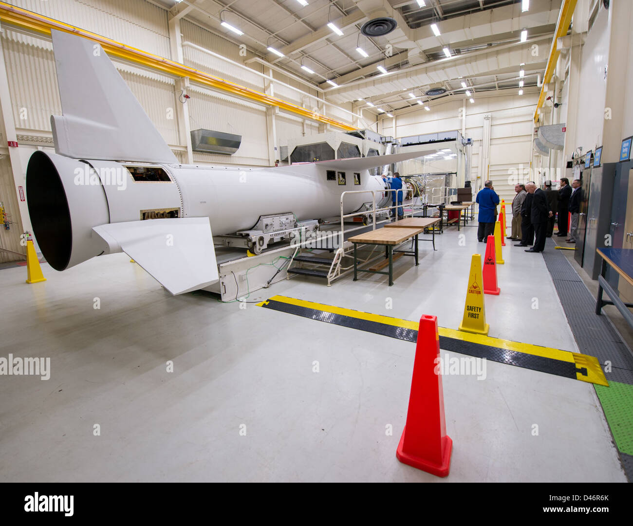 Il razzo Pegasus XL della Orbital Sciences Corporation viene mostrato durante un tour alla Vandenberg Air Force base, California, evidenziando i contributi della compagnia ai lanci spaziali. Foto Stock