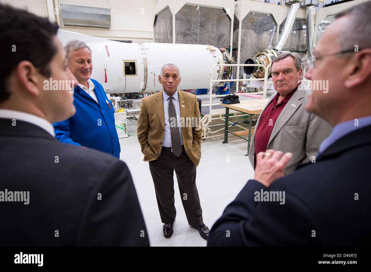 Orbital Sciences Corporation ospita un tour presso la Vandenberg Air Force base in California, che mostra le loro capacità di missione spaziale. Il tour mette in evidenza il razzo Pegasus XL e i prossimi lanci spaziali. Foto Stock