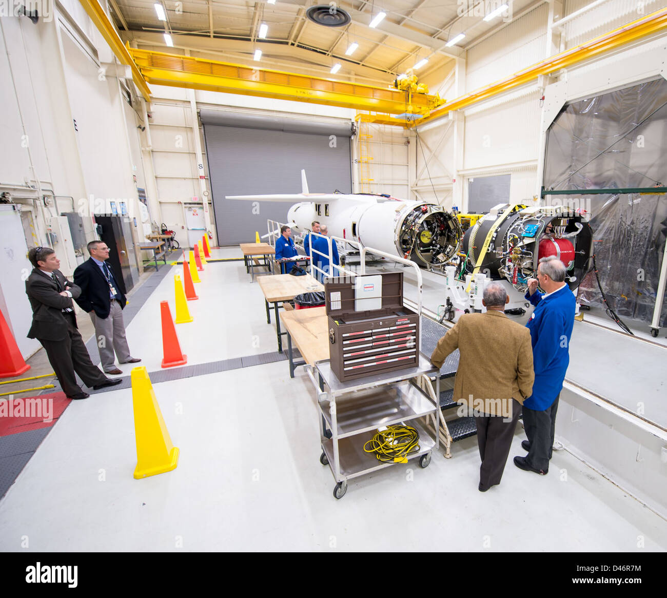 Un tour delle strutture di Orbital Sciences presso la base dell'aeronautica militare di Vandenberg mette in evidenza il contributo della compagnia all'esplorazione spaziale. La visita fornisce informazioni sullo sviluppo e il collaudo di razzi come il Pegasus XL. Foto Stock