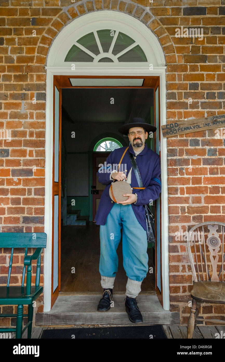 Una guida turistica casualmente vestito come un U.S. La guerra civile europea soldato accoglie i visitatori di Appomattox Court House National Historical Park in Virginia, Stati Uniti d'America. Foto Stock