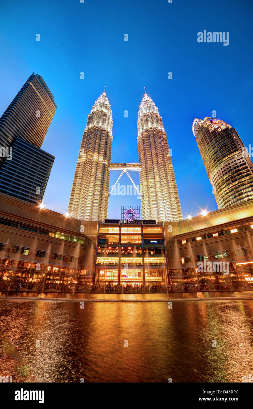 La vista delle Petronas Twin Towers presso il centro cittadino di Kuala Lumpur (KLCC), Malaysia Foto Stock