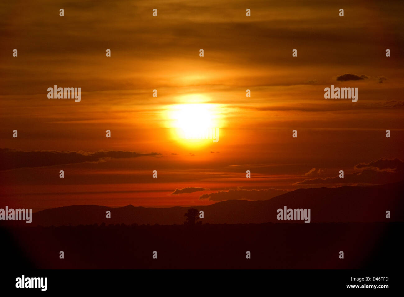 Sun andando giù in Berrocalejo, Caceres, Estremadura, Spagna Foto Stock