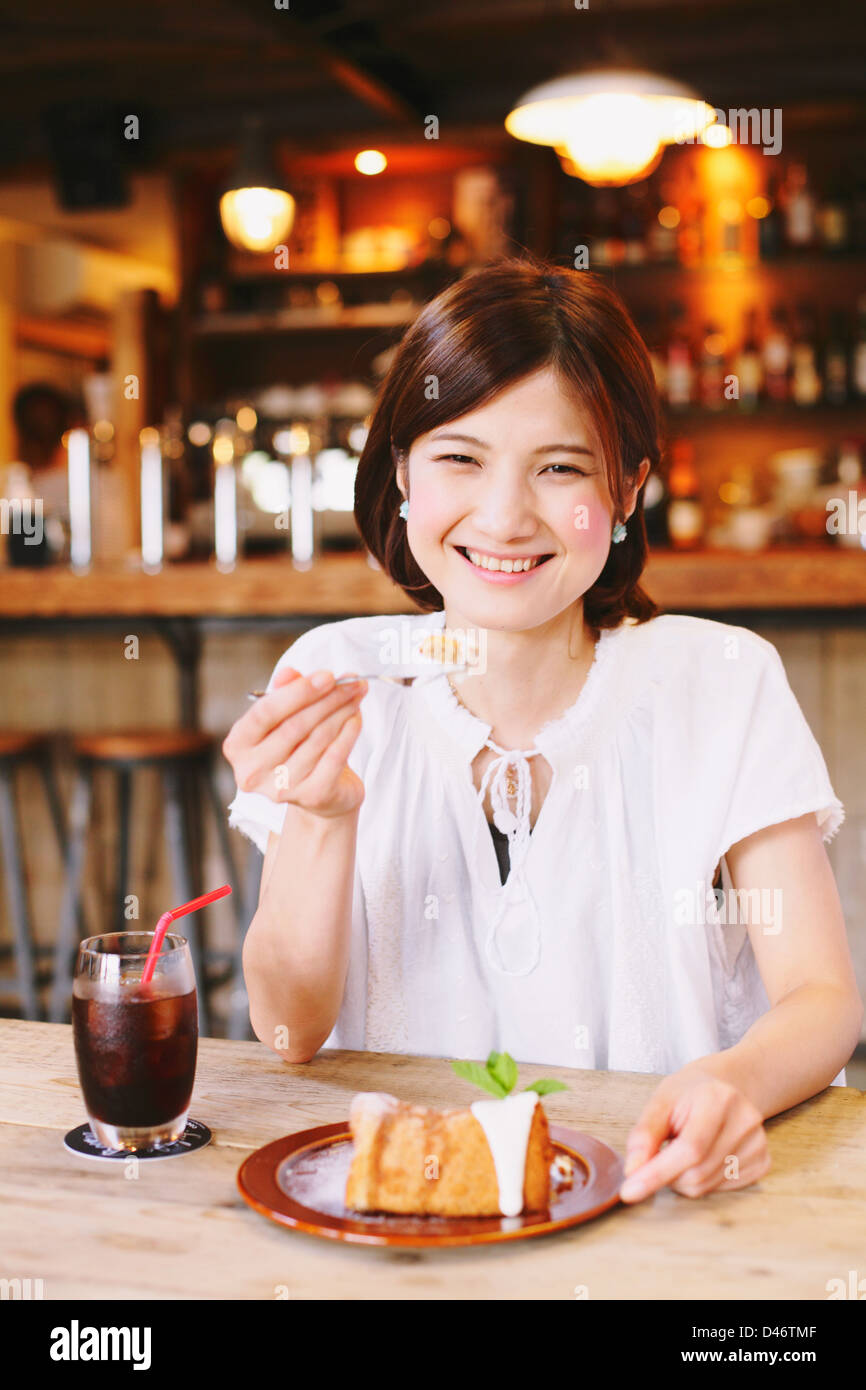 Donna con un pasto al Cafe Foto Stock