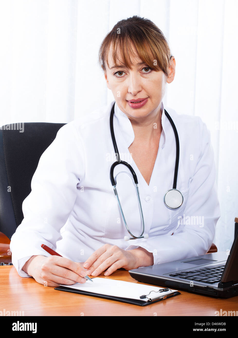 Medico donna che mostra vuoto Appunti per scrivere sul tuo messaggio personale o di consulenza Foto Stock