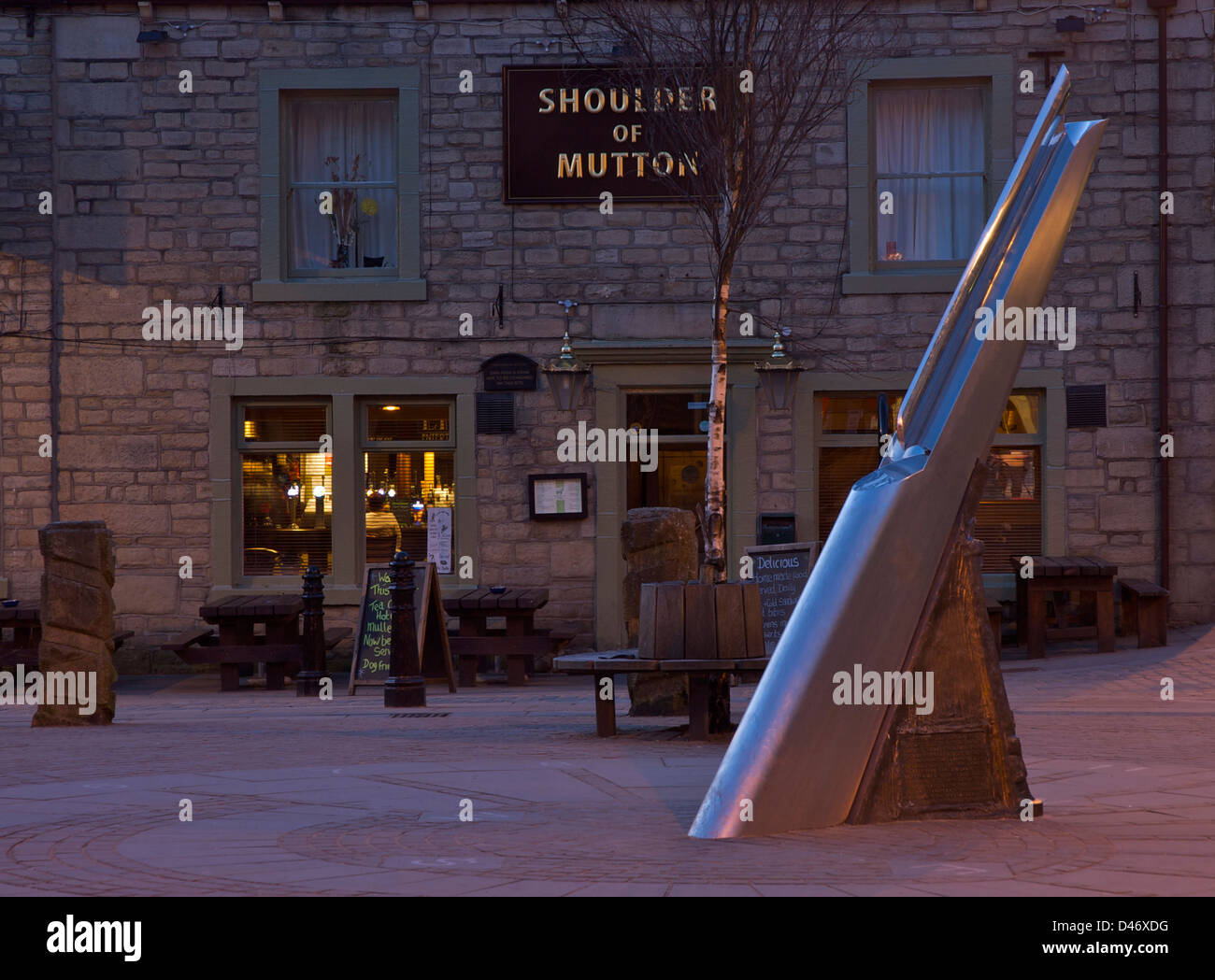 Spalla di Montone - Pub & 'fustian lama' artwork - in St George Square, Hebden Bridge, West Yorkshire, Inghilterra, Regno Unito Foto Stock