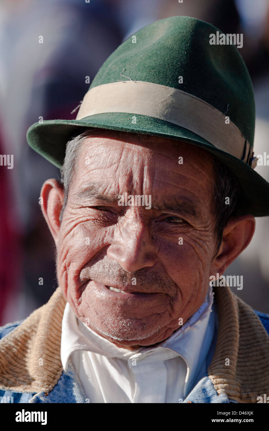 Un vecchio uomo nativa in un mercato indiano nella città di Otavalo, Equador. NMR Foto Stock