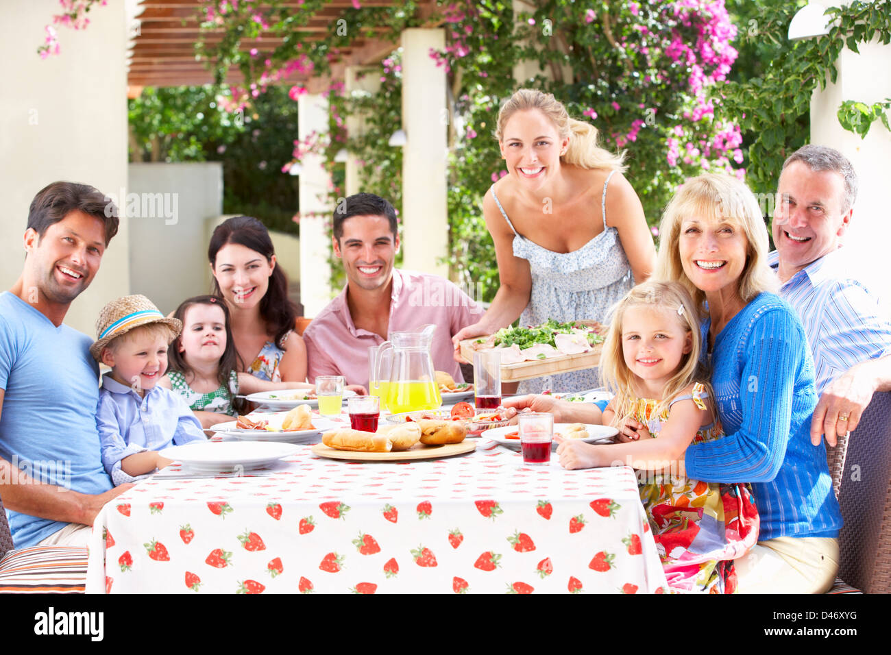 Ritratto di Multi generazione famiglia pasto Foto Stock