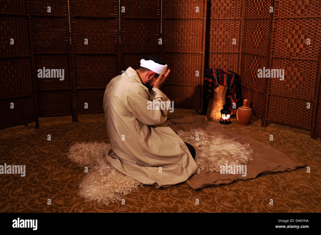 Uomo musulmano di pregare in un atmosfera spirituale Foto Stock