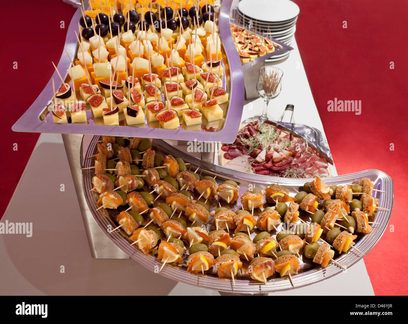 Splendido catering vassoi con piccoli morsi di formaggio, fichi, frutta e carne Foto Stock