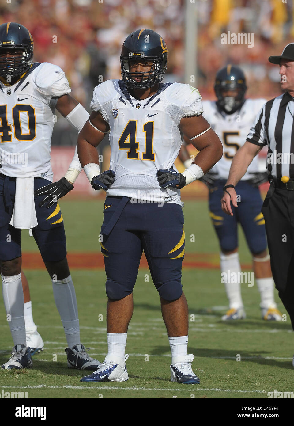 Sett. 22, 2012 - Los Angeles, CA, Stati Uniti d'America - 22 settembre {anno} Los Angeles, CA..California Golden Bears defensive lineman (41) Todd Barr durante il NCAA Football gioco tra la USC Trojans e la California Golden Bears al Colosseo in Los Angeles, California. L'USC Trojans sconfiggere la California Golden Bears 27-9..(Credito: Jose Marin / MarinMedia / Cal Sport Media) Foto Stock