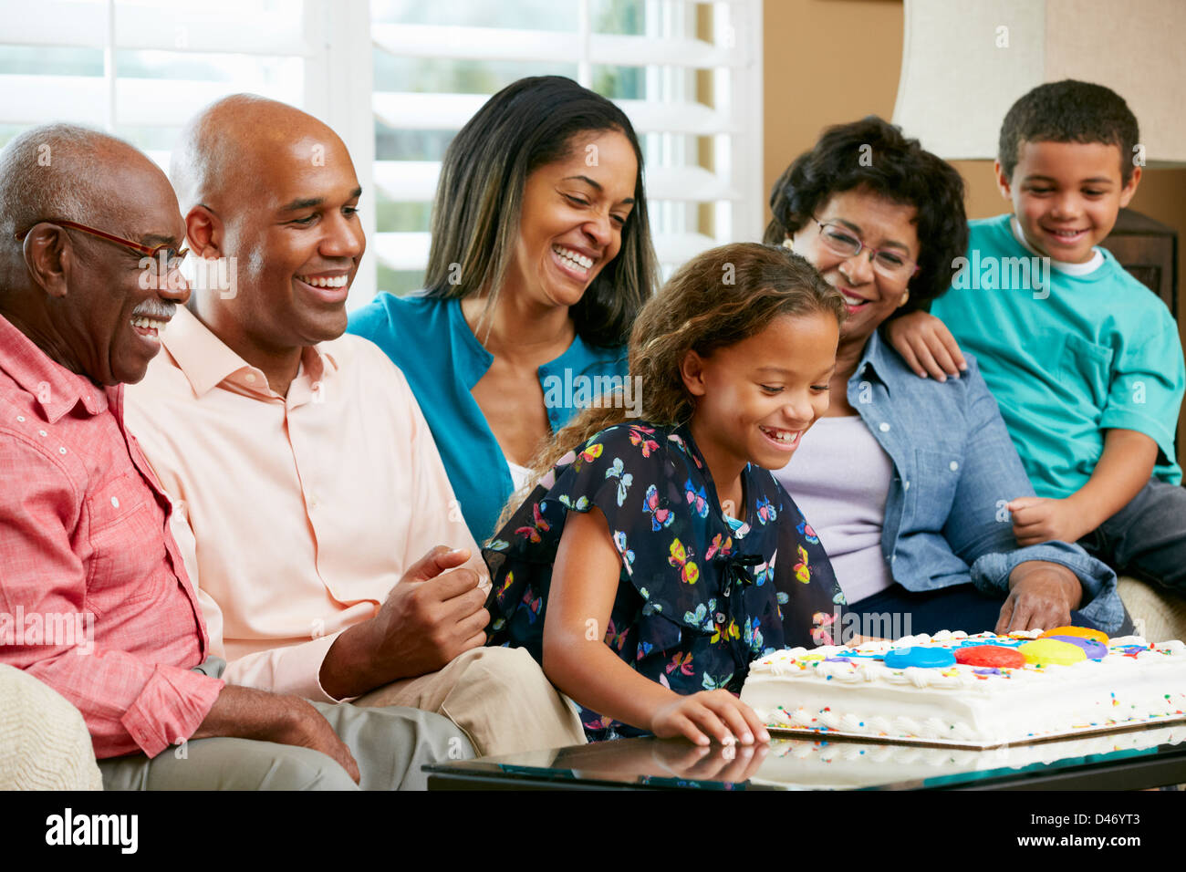 Multi generazione famiglia figlia festeggia il compleanno Foto Stock