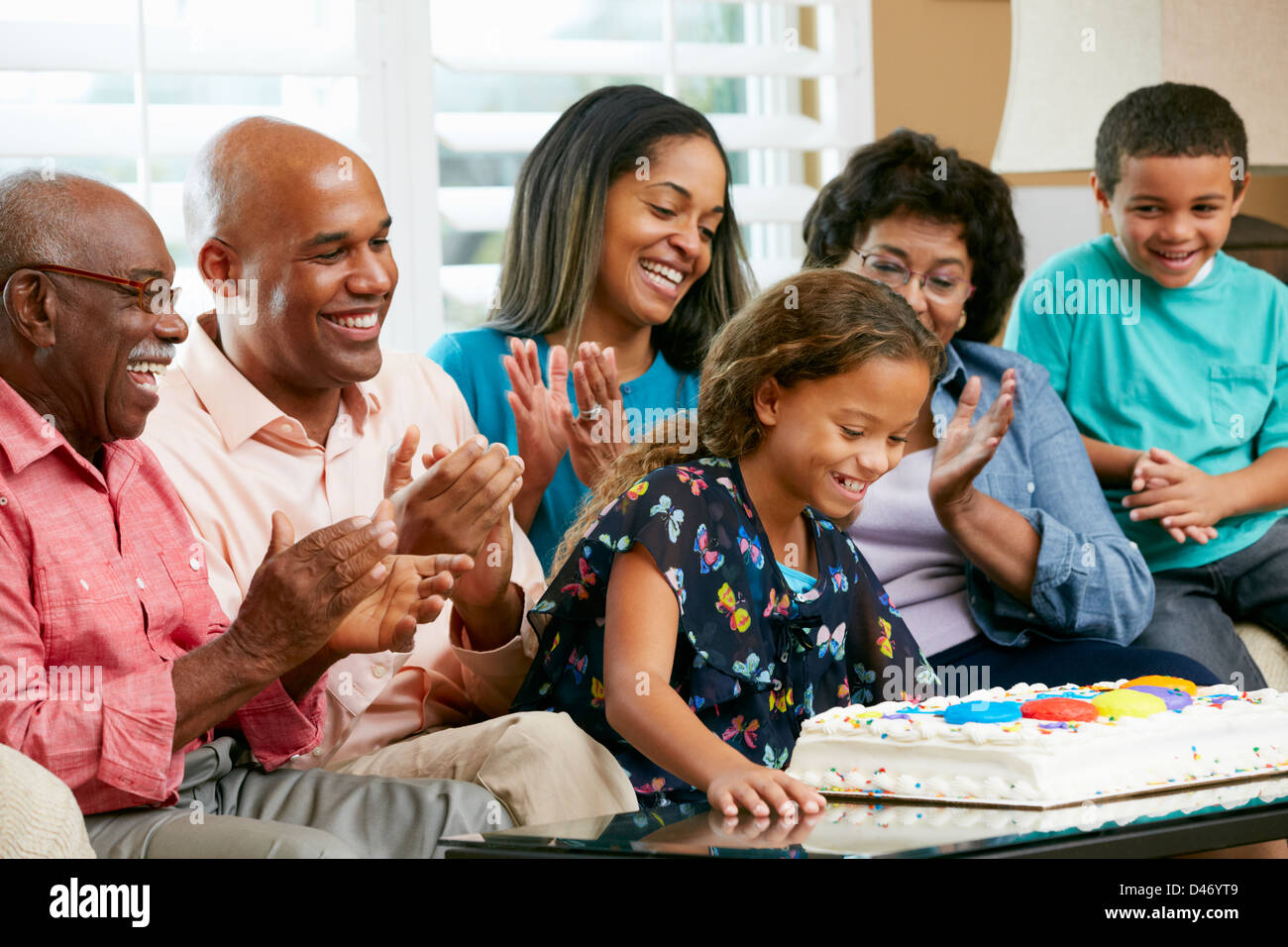 Multi generazione famiglia figlia festeggia il compleanno Foto Stock