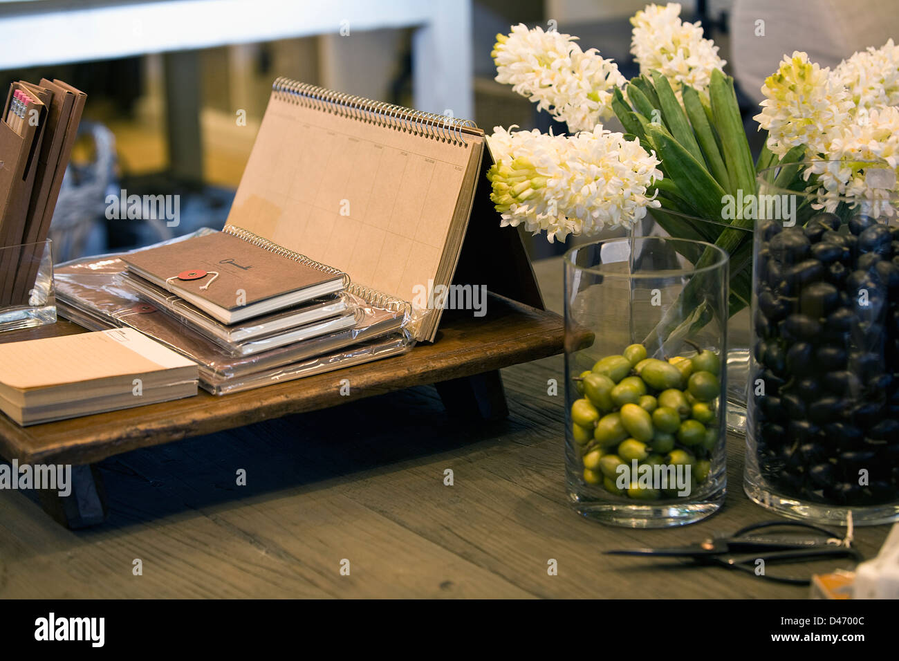 Immagine interno di oggetti comprese diario, calandre, vecchia scuola forbici, vaso di vetro è pieno di verde e nero semi Foto Stock