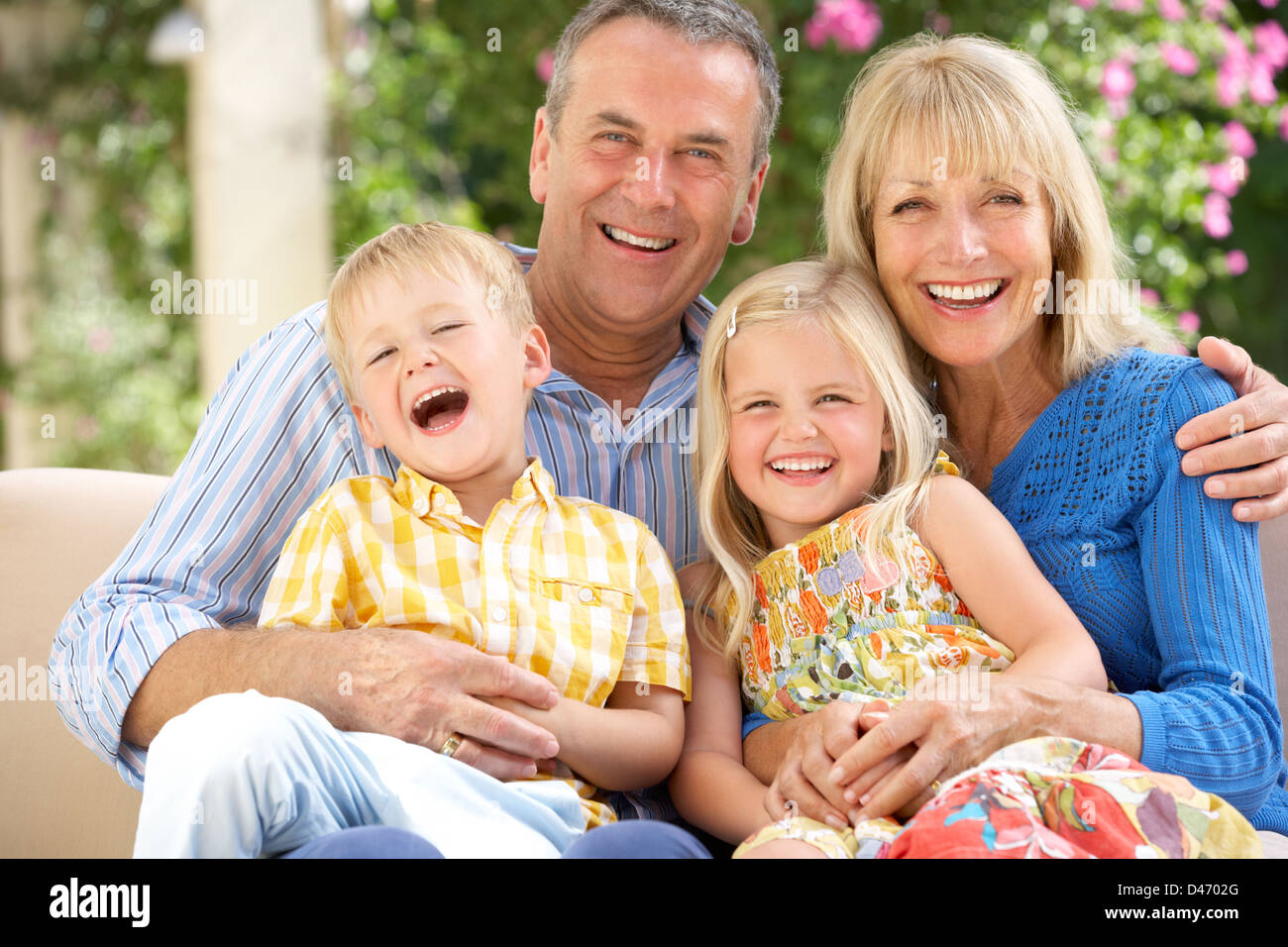 Nonni e nipoti seduti sul divano insieme Foto Stock