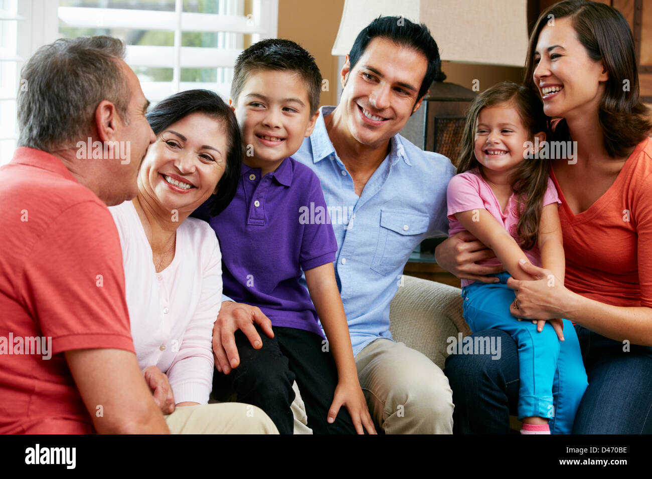 Multi familiare di generazione in un momento di relax a casa insieme Foto Stock