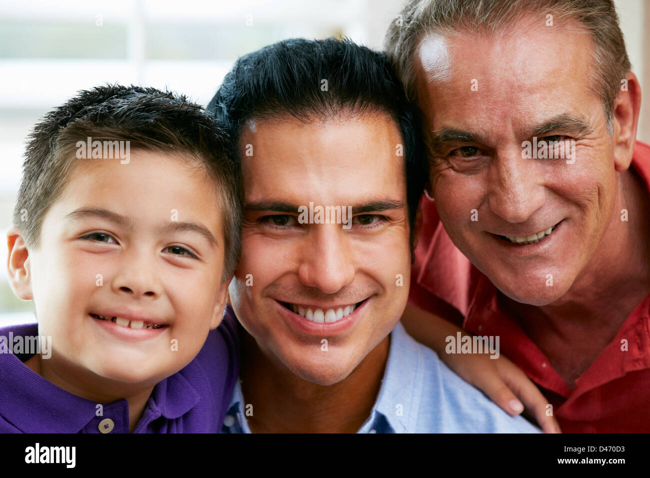 I membri maschi della generazione più rilassante in famiglia a casa insieme Foto Stock