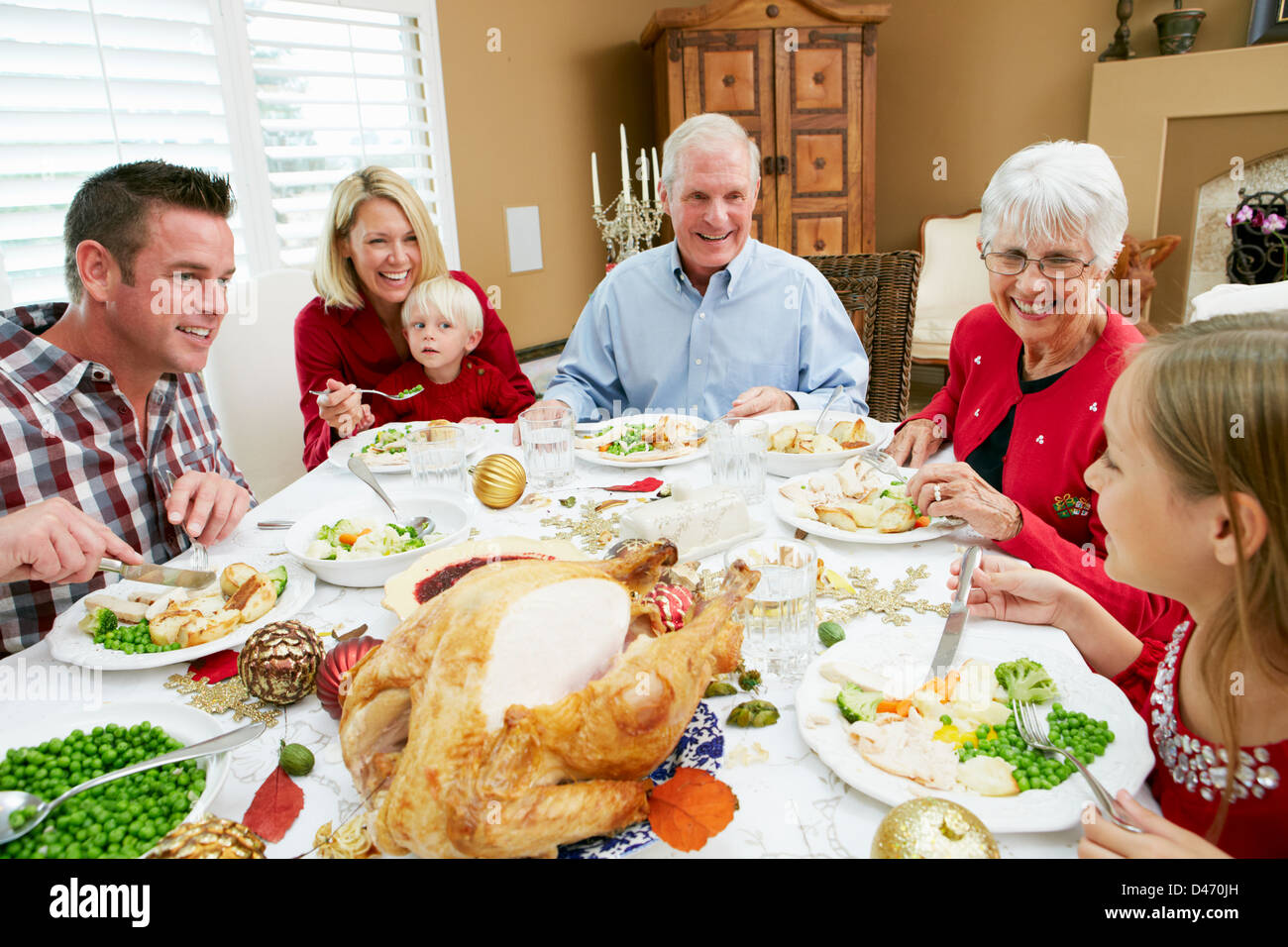 Multi generazione Famiglia celebra con il pranzo di Natale Foto Stock