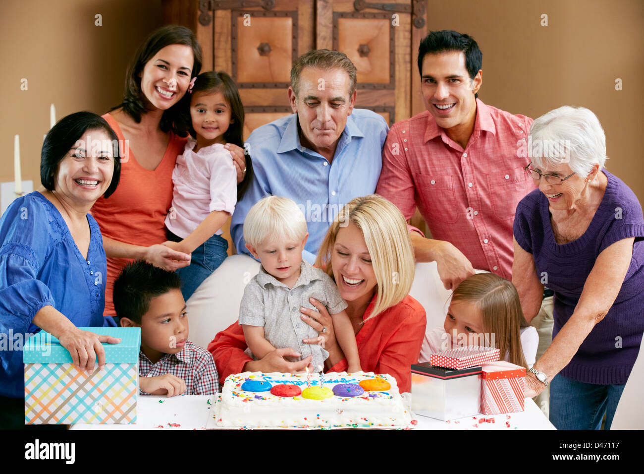 Multi generazione celebra la Famiglia di compleanno di bambini Foto Stock