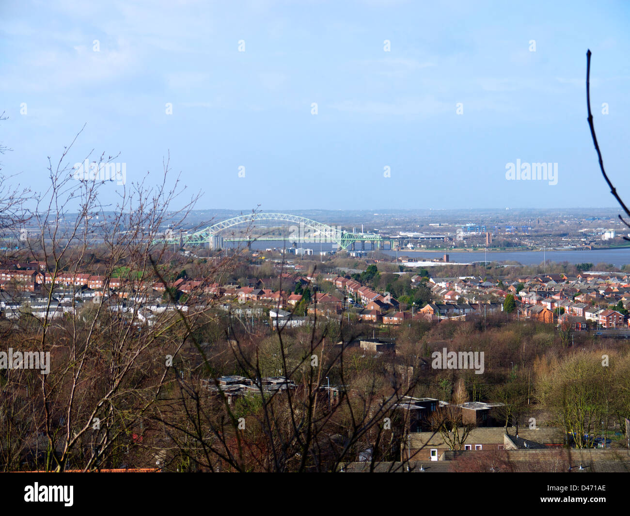 Vista di Runcorn Widnes bridge da Runcorn castello. Foto Stock