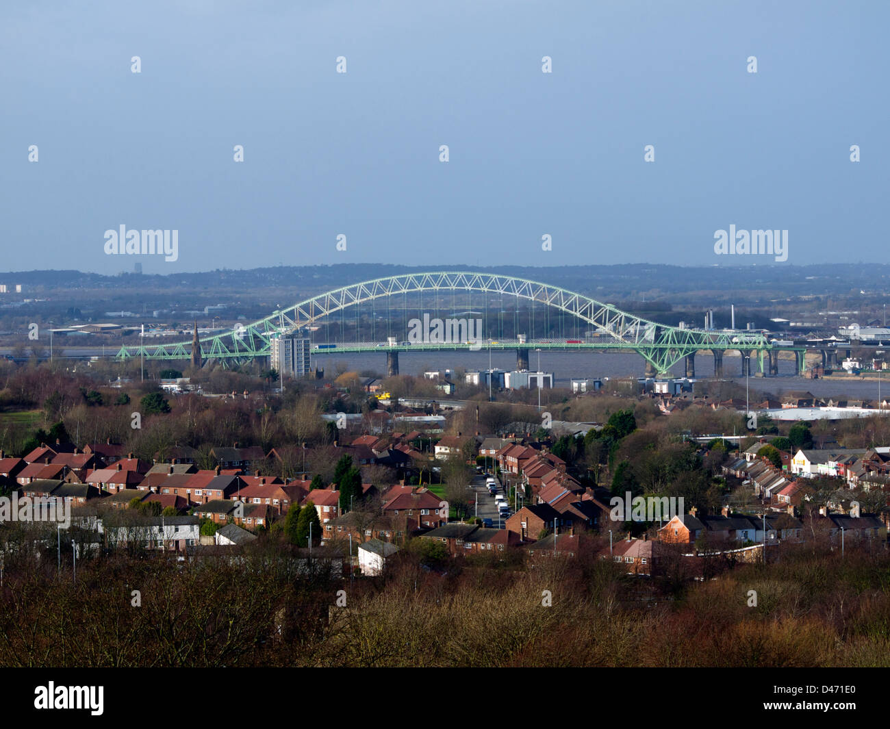 Vista di Runcorn Widnes bridge da Runcorn castello. Foto Stock