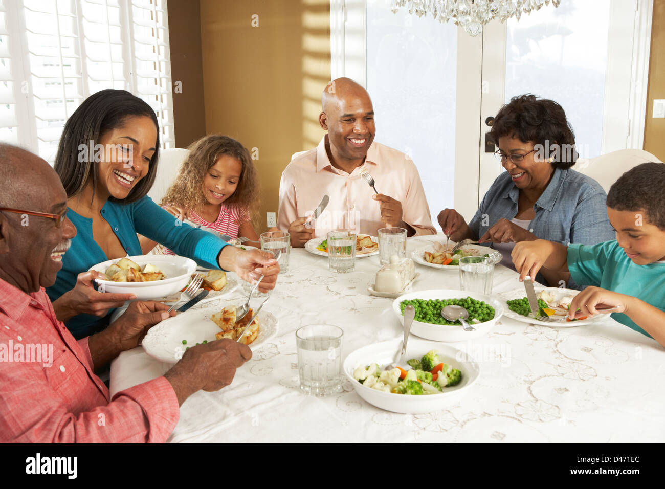 Multi generazione godendo della famiglia pasto a casa Foto Stock