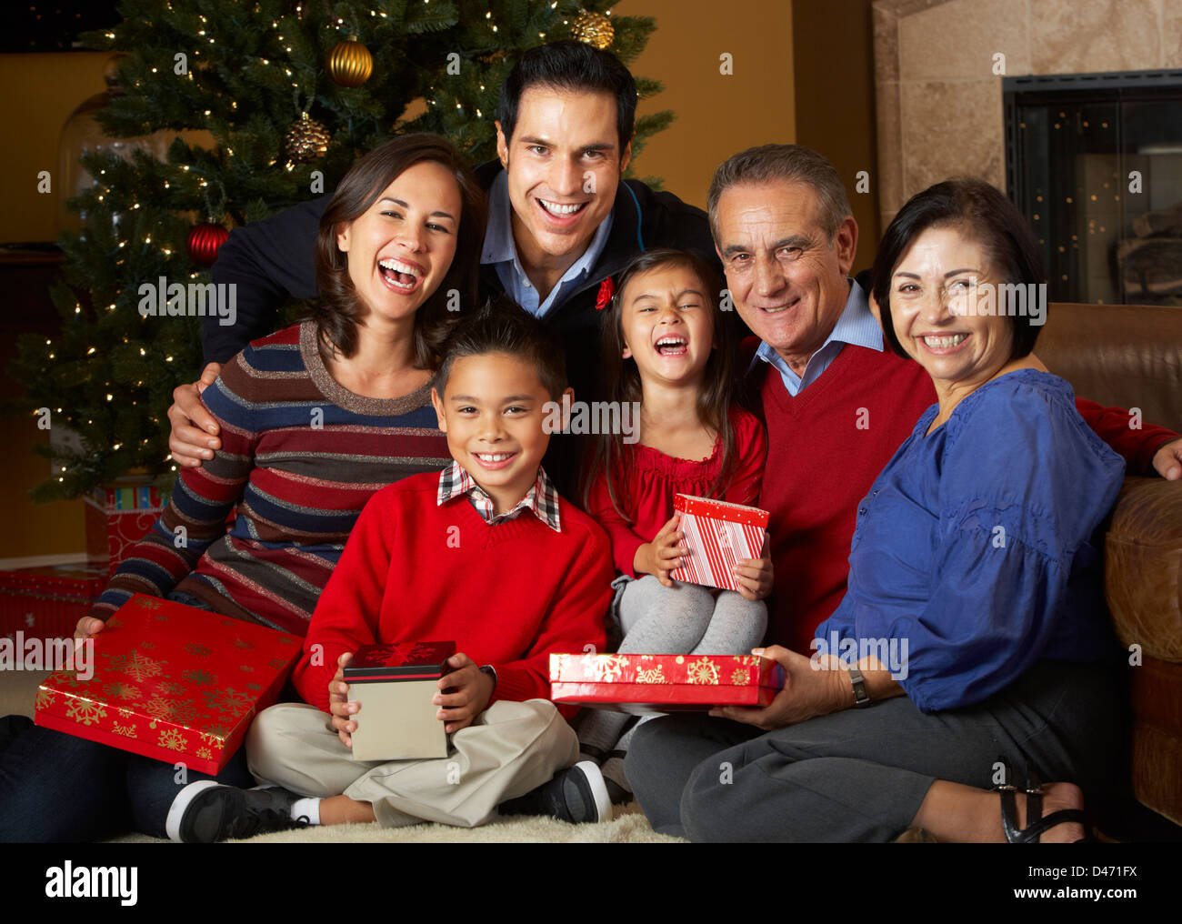 Multi generazione Famiglia nella parte anteriore dell albero di Natale Foto Stock
