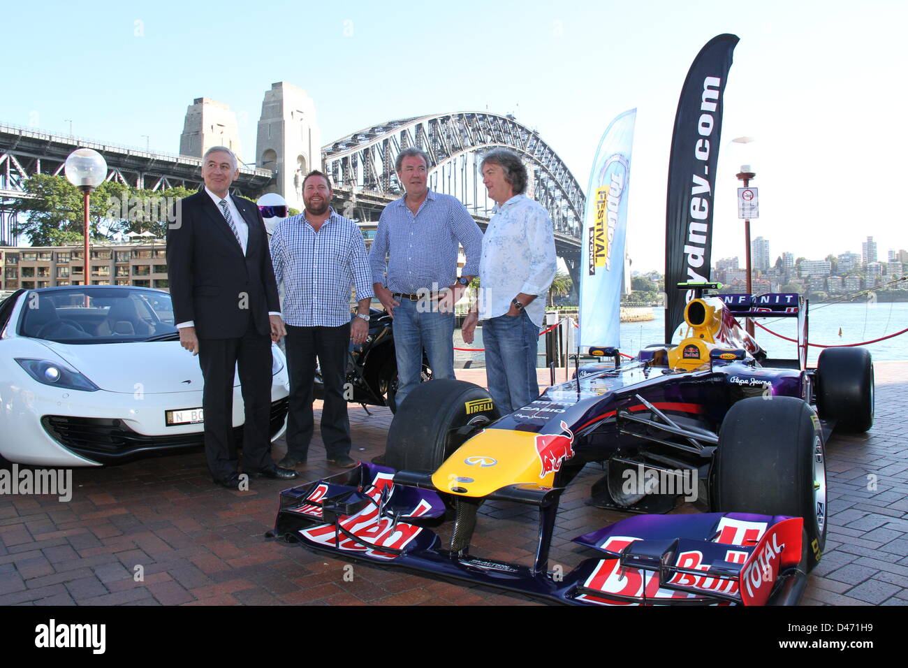 Sydney, NSW, Australia. Il 7 marzo 2013. Una foto è stata tenuta a Campbell Cove con il Ponte del Porto di Sydney come sfondo, con Jeremy Clarkson, James può, The Stig, Shane Jacobson e il ministro George Souris avanti inaugurale della Sydney Top Gear Festival. Il 7 marzo 2013. Sydney, NSW, Australia. Credito: Richard Milnes / Alamy Live News Foto Stock