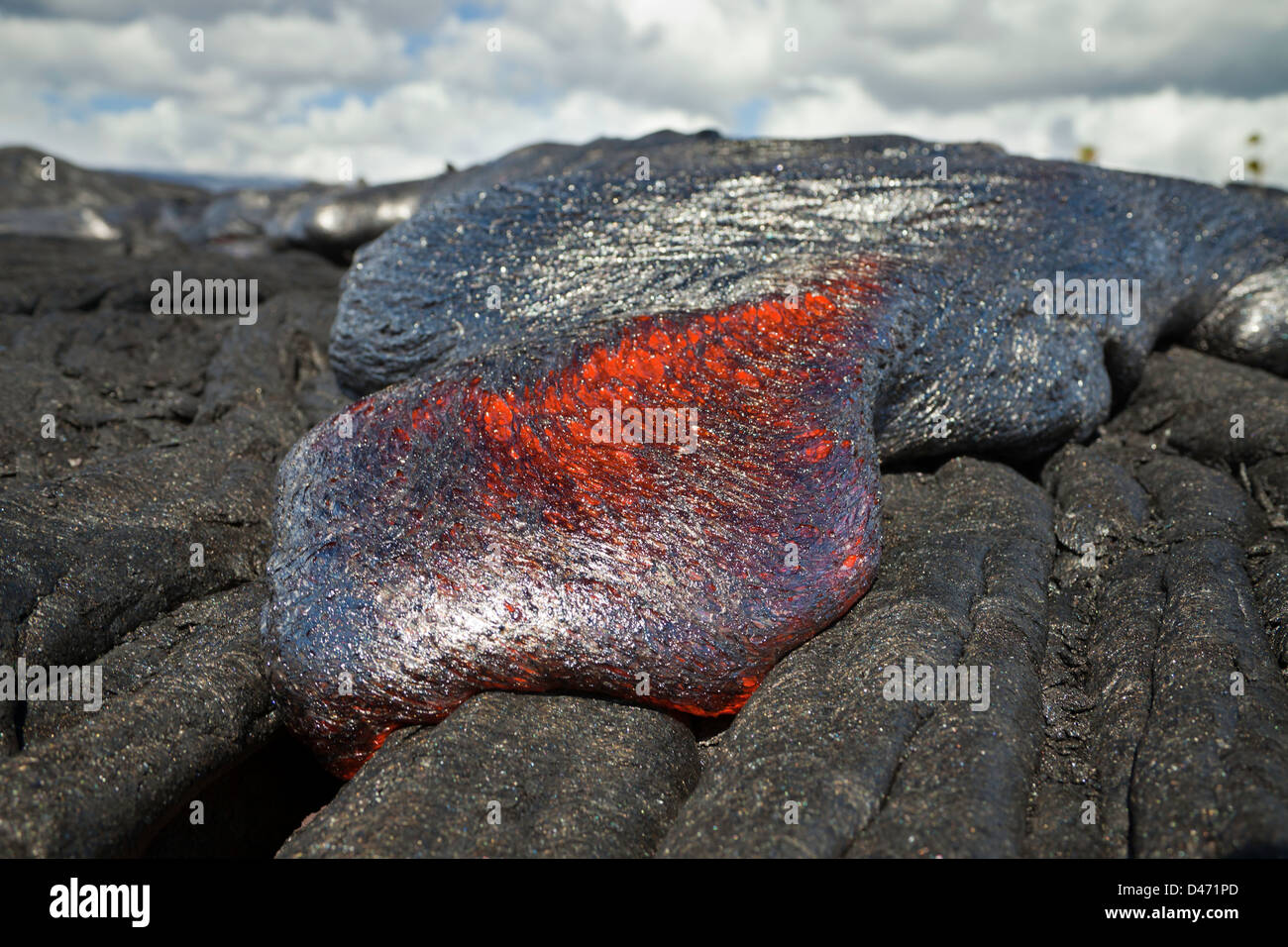 Questa nuova lava pahoehoe che fluisce dal Kilauea è una copertura di un vecchio flusso pahoehoe vicino Kalapana, Big Island delle Hawaii. Foto Stock