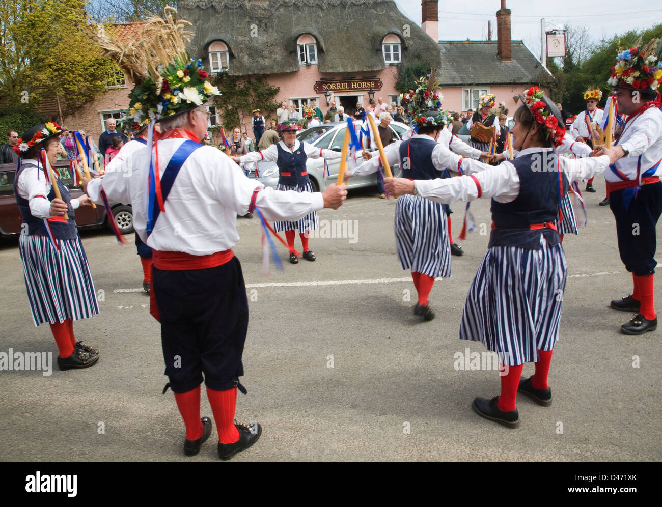 Morris dancing in country village Shottisham, Suffolk, Inghilterra Foto Stock