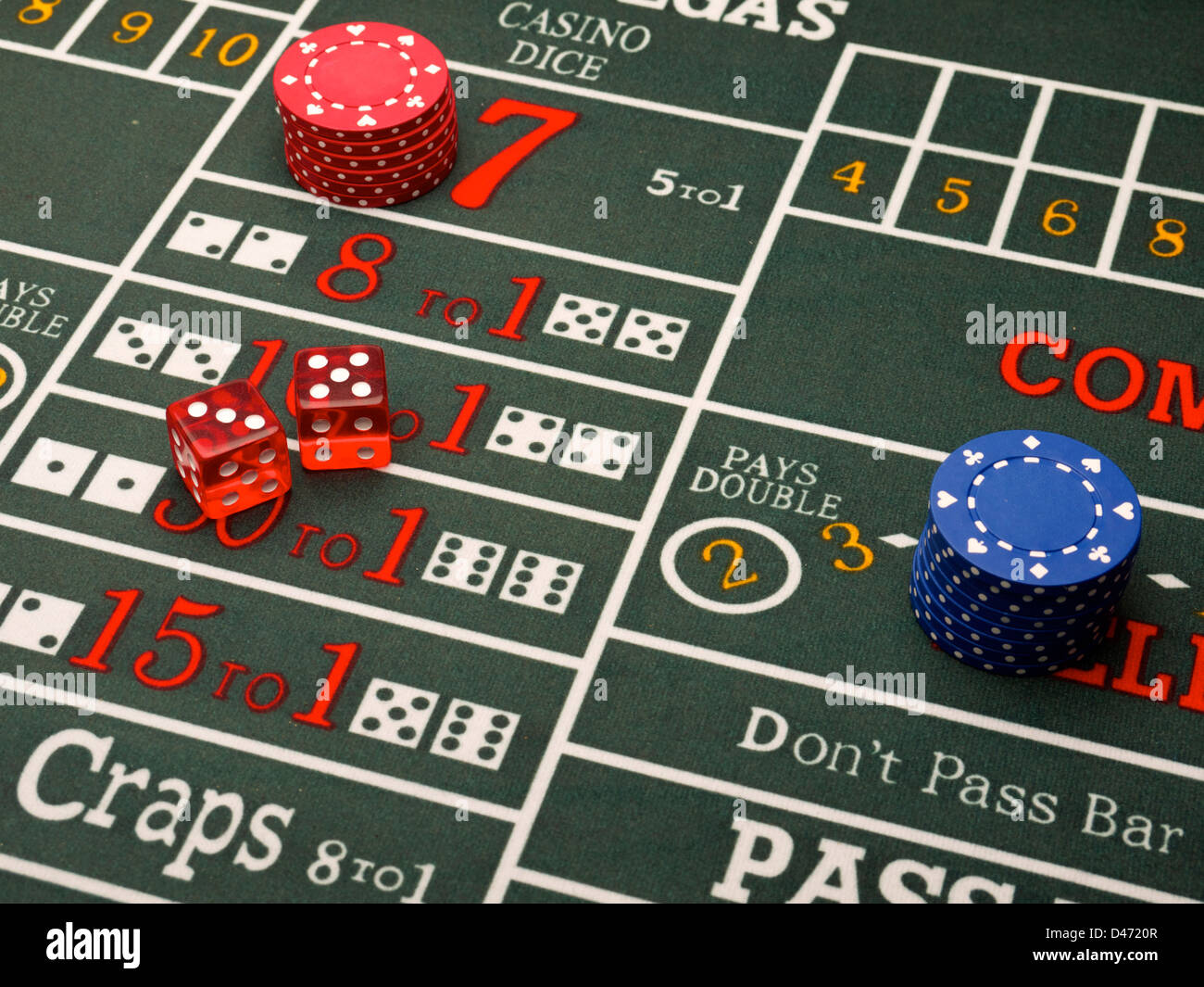 Casino chip e dadi su un tavolo da craps. Foto Stock