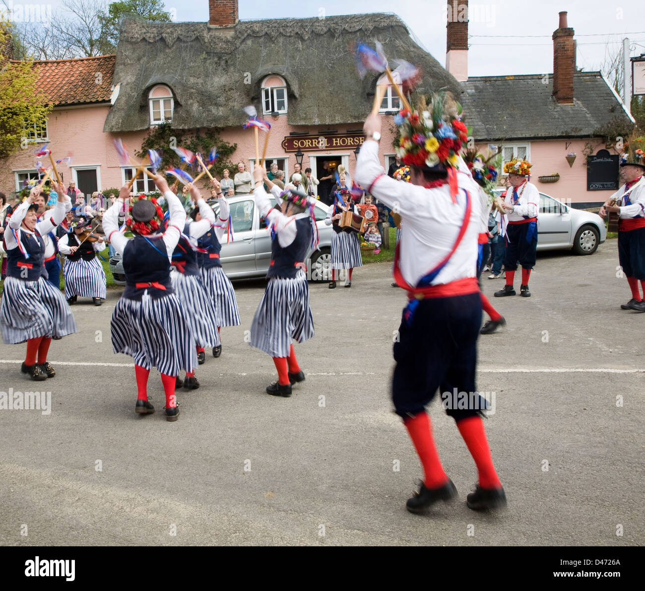 Morris dancing in country village Shottisham, Suffolk, Inghilterra Foto Stock