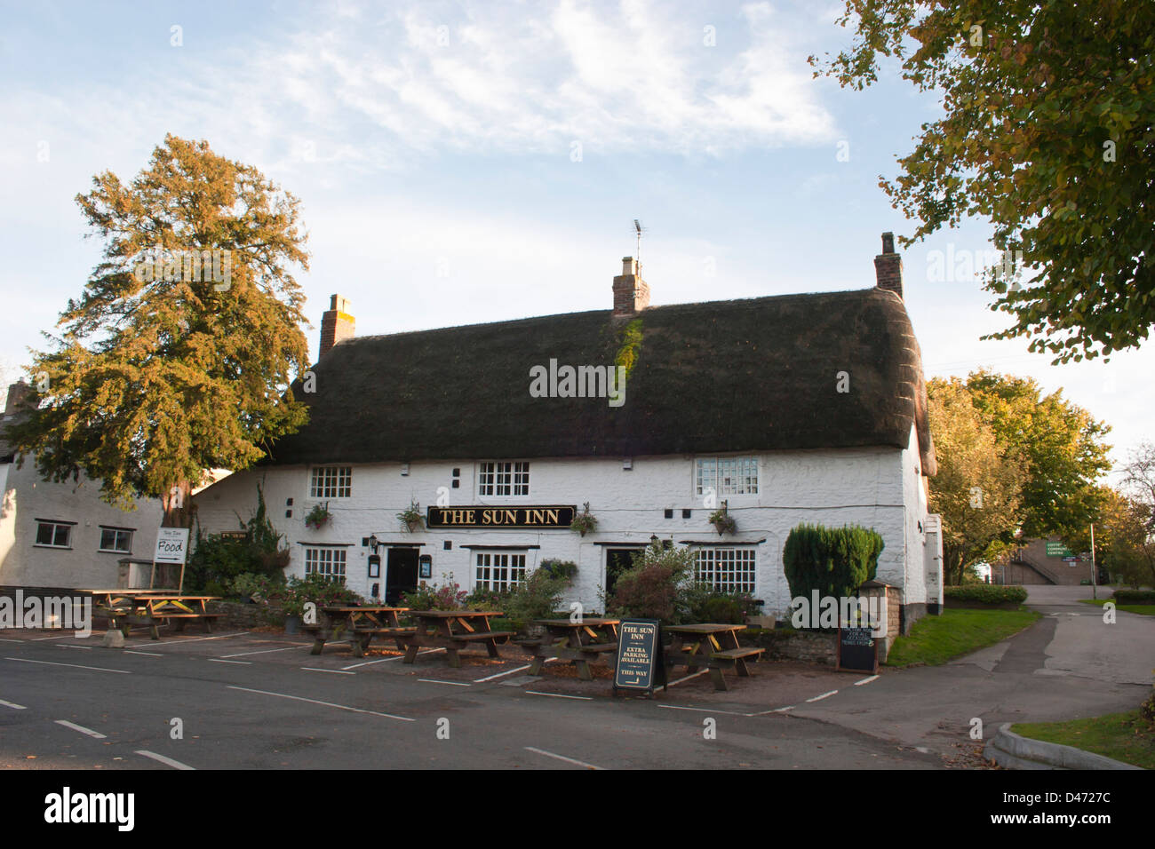 Sun Inn, Cottesmore, Rutland, Inghilterra. Un tradizionale Pub inglese situato nel centro del villaggio, con un tetto di paglia Foto Stock
