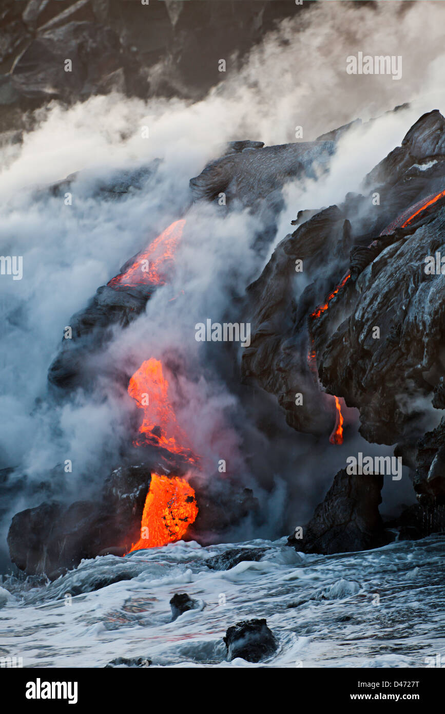 La lava pahoehoe che fluisce dal Kilauea ha raggiunto l'oceano Pacifico vicino Kalapana, Big Island delle Hawaii. Foto Stock