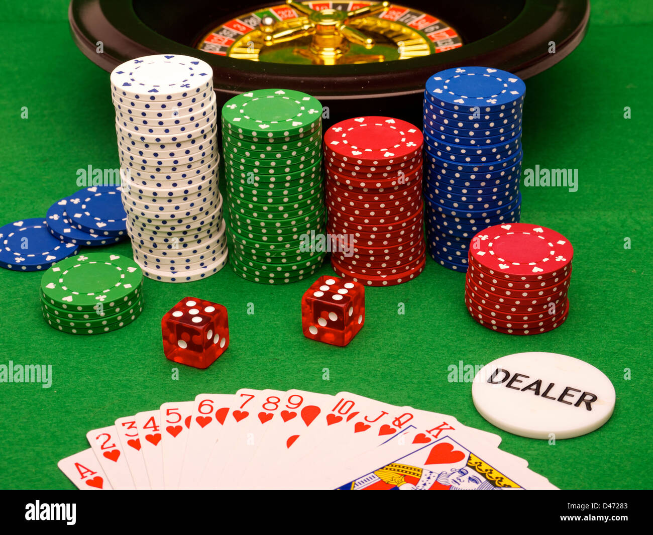 Stacked Chip, carte e ai dadi su un velluto verde dello sfondo. Foto Stock