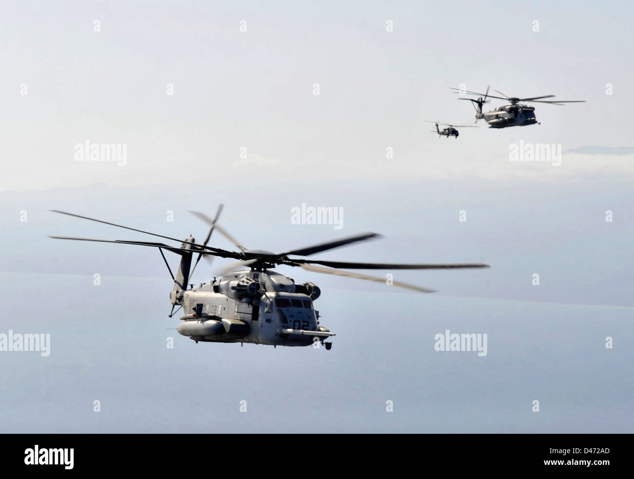 US Marine Corps CH-53 Super Stallion elicotteri posizione per fare rifornimento di carburante da una forza aerea MC-130P Ombra di combattimento aereo durante una missione Gennaio 29, 2013 oltre a Gibuti. Foto Stock