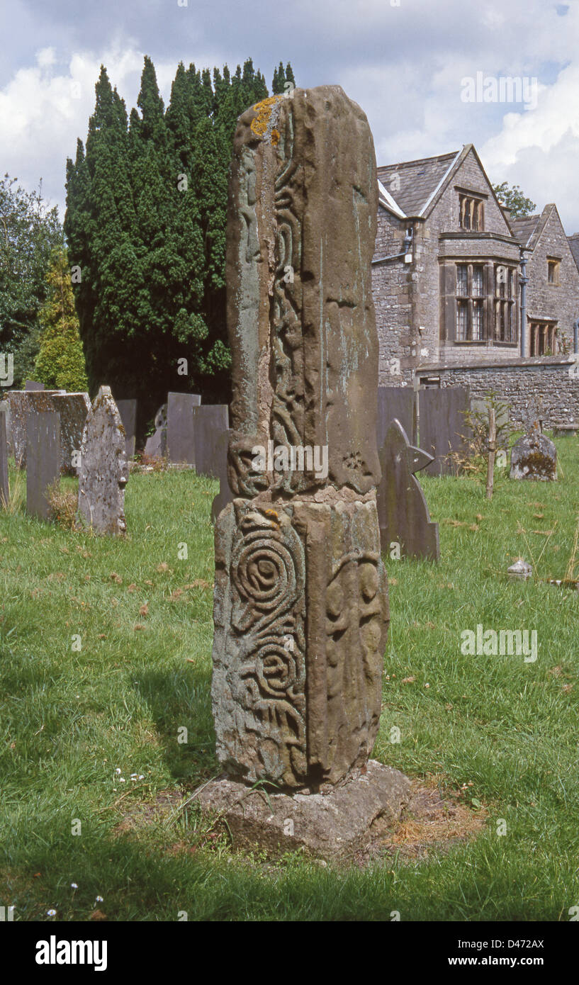 Saxon Cross albero, c 800, Chiesa di Tutti i Santi, Bradbourne, Derbyshire, England, Regno Unito Foto Stock