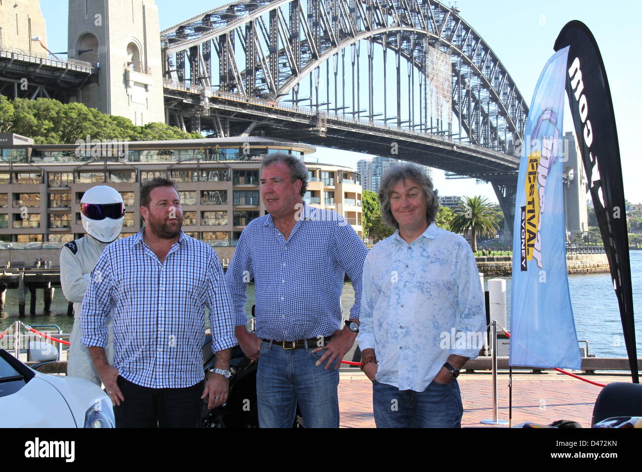 Una foto è stata tenuta a Campbell Cove con il Ponte del Porto di Sydney come sfondo, con Jeremy Clarkson, James può, The Stig, Shane Jacobson e il ministro George Souris avanti inaugurale della Sydney Top Gear Festival. Il 7 marzo 2013. Sydney, NSW, Australia. Credito: Richard Milnes / Alamy Live News Foto Stock