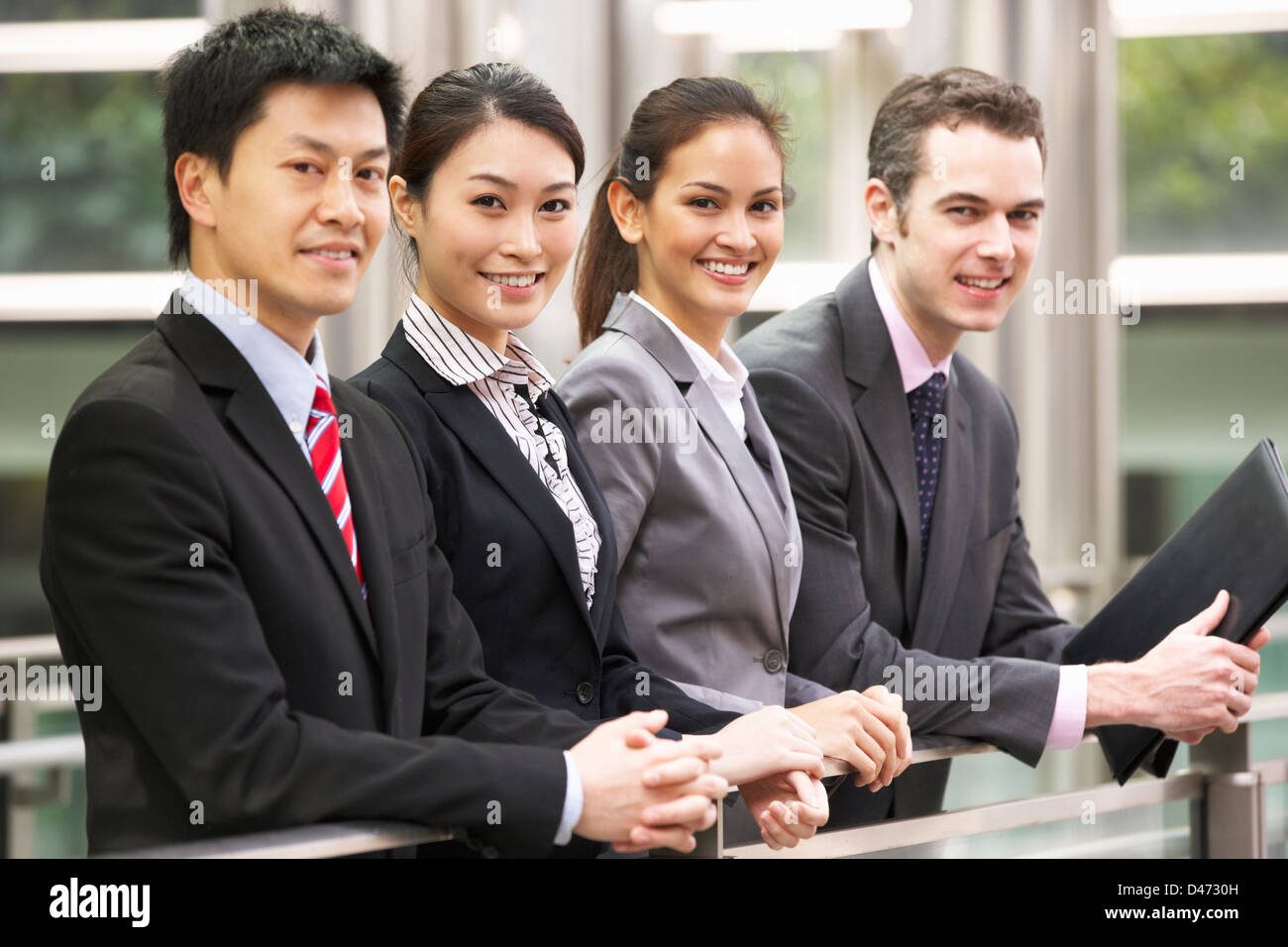 Ritratto di quattro colleghi di lavoro fuori ufficio Foto Stock