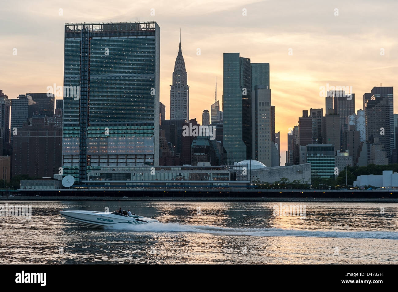 Silhouette di New York skyline della città con le Nazioni Unite e Chrysler edifici su East River al tramonto. Foto Stock