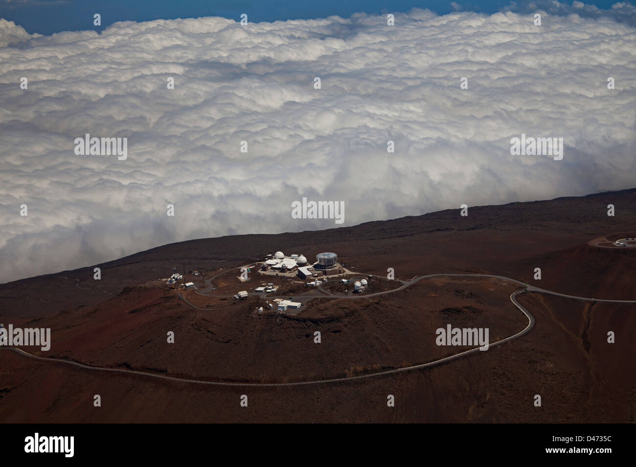 Una veduta aerea della Città della Scienza al di sopra delle nuvole in Haleakala National Park, Maui vulcano dormiente, Hawaii. Foto Stock