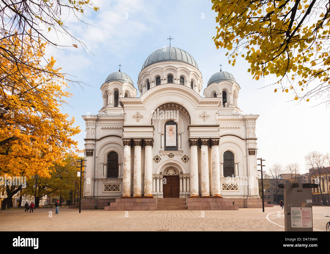 Kaunas Lituania - San Michele Arcangelo Chiesa o la chiesa Garrison alla fine di Laisvės alėja, in autunno Foto Stock