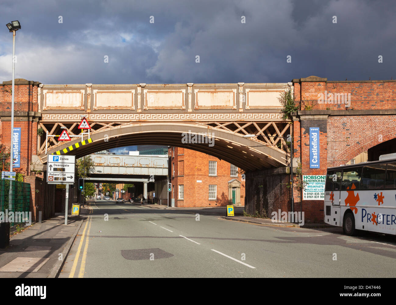 Manchester, ponte ferroviario nelle vicinanze del Liverpool Street, Castlefield district, con il grigio, cielo tempestoso Foto Stock