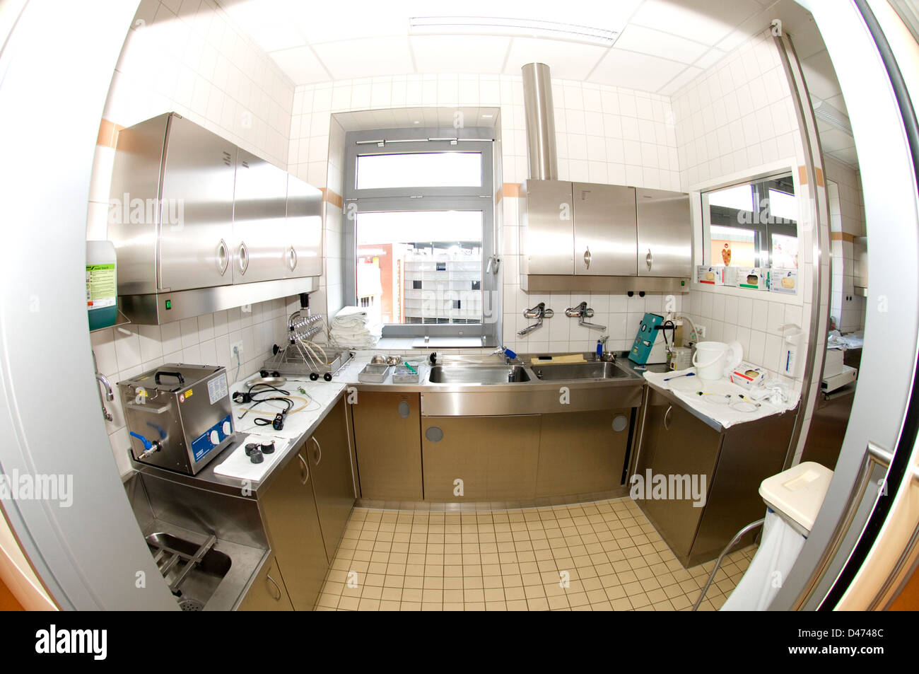 Una sala dotata di attrezzature automatiche per pulire e sterilizzare endoscopi dopo l'uso. Foto Stock