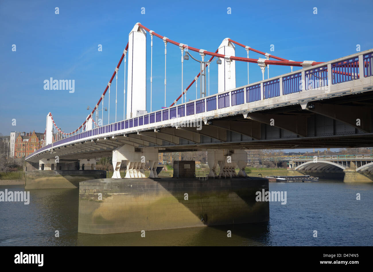 Chelsea Bridge sul fiume Tamigi a Londra Foto Stock