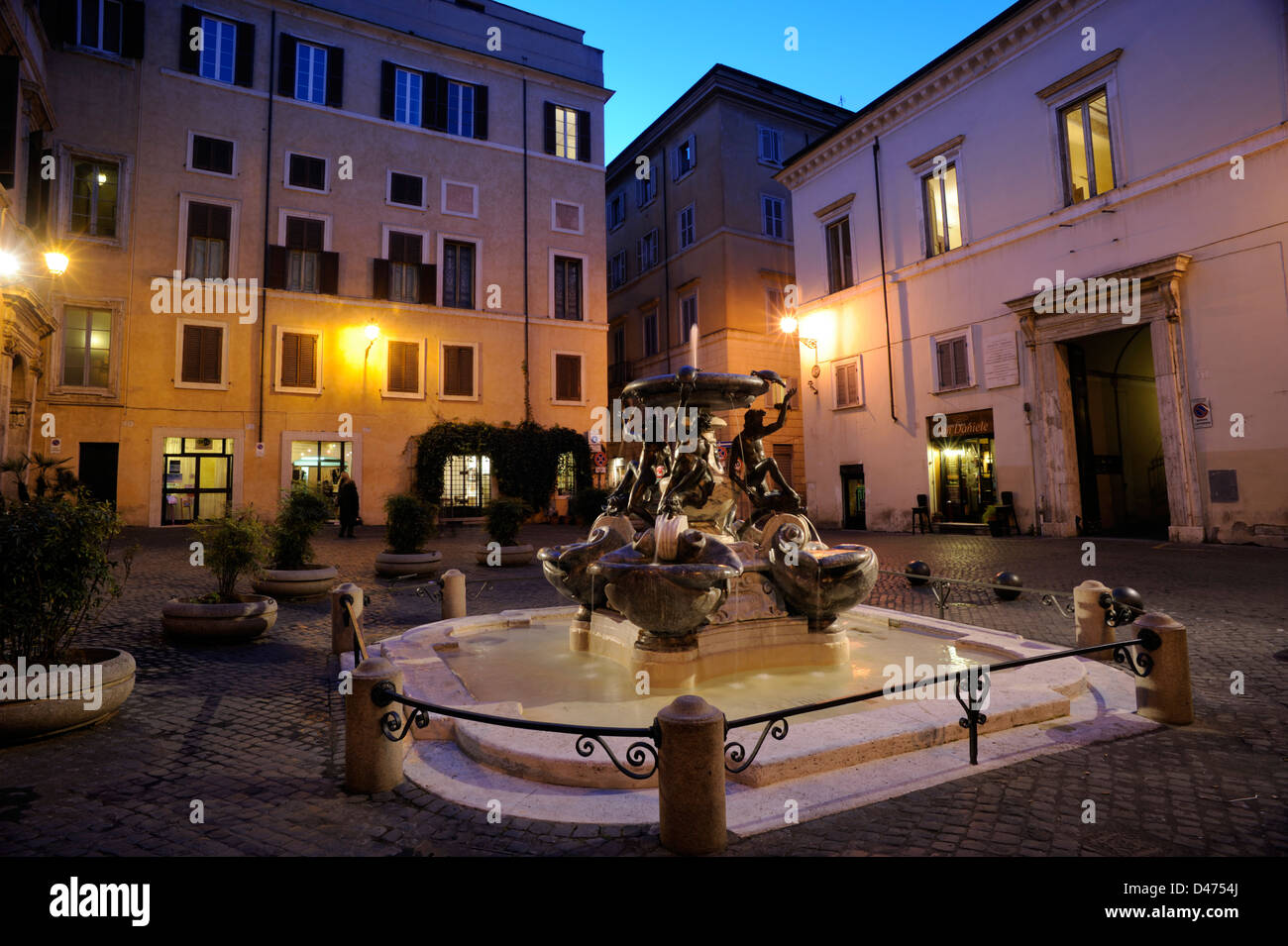 Italia, Roma, Ghetto Ebraico, Piazza Mattei, fontana delle tartarughe Foto Stock