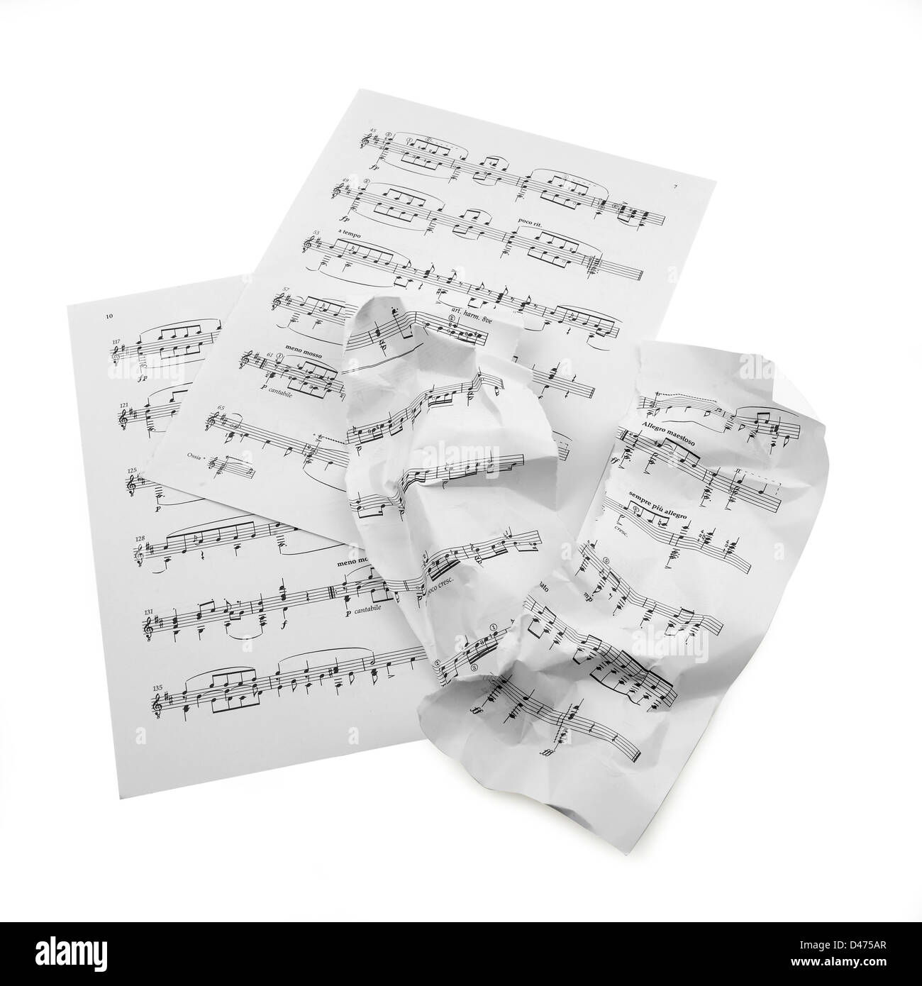 Musica fogli tagliati su sfondo bianco Foto Stock