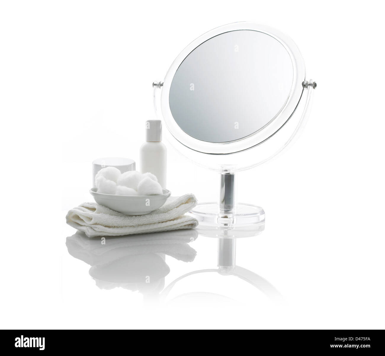 Specchio di vetro con asciugamano tagliare lo sfondo bianco Foto Stock