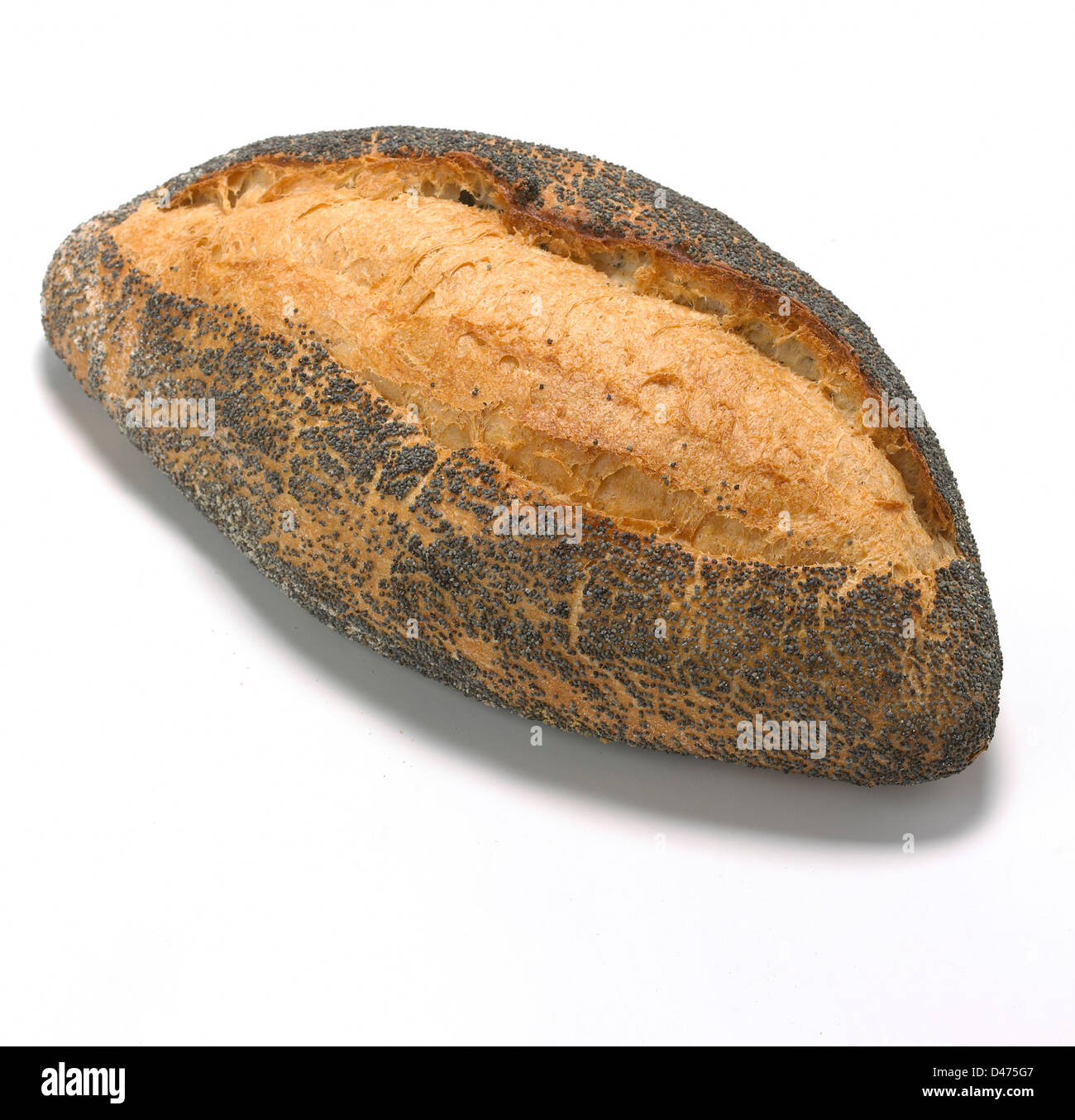 Filone di pane bianco tagliato su sfondo bianco Foto Stock